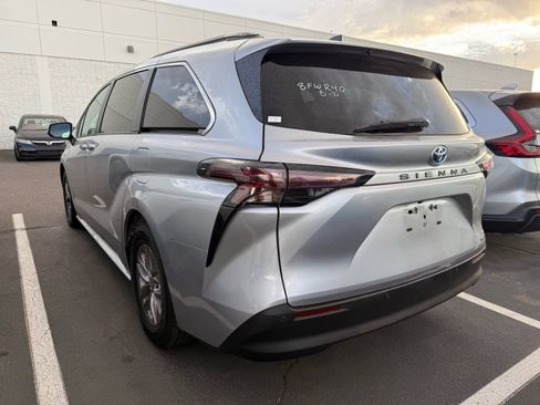 Used 2024 Toyota Sienna XLE FWD image 3