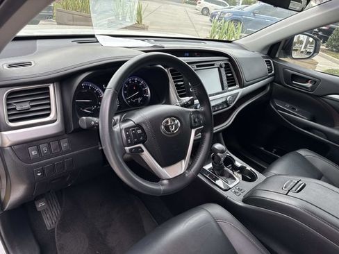 Used 2019 Toyota Highlander XLE image 15