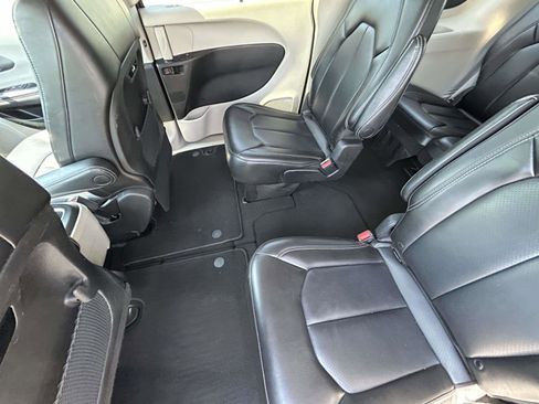 Used 2023 Chrysler Pacifica Touring-L FWD image 11