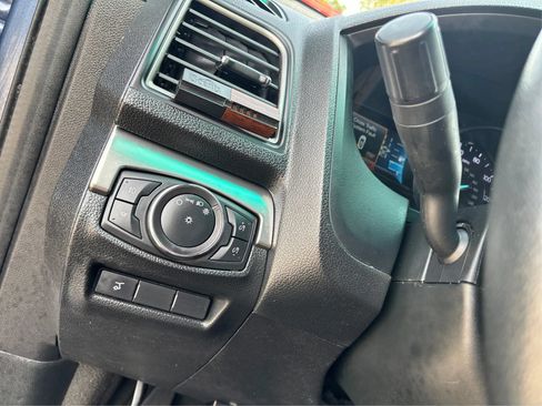 Used 2018 Ford Explorer XLT w/ Equipment Group 202A FWD image 19