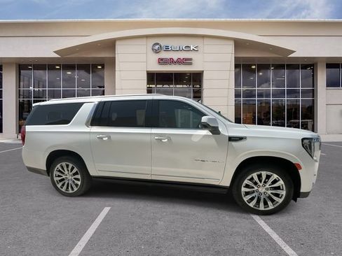 Used 2022 GMC Yukon XL Denali w/ Denali Premium Package AWD/4WD image 17