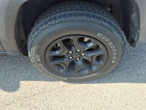 Used 2019 Jeep Cherokee Trailhawk w/ Cold Weather Group AWD/4WD image 8