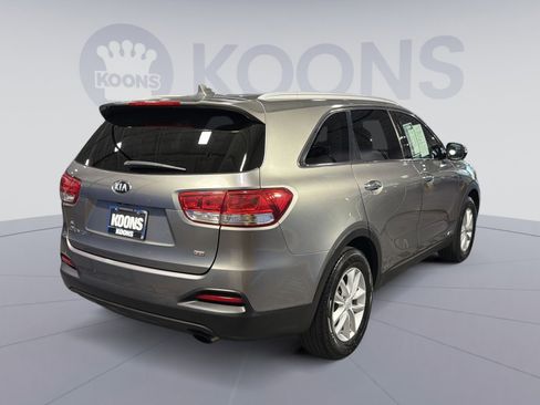 Used 2017 Kia Sorento LX w/ LX Convenience Package image 16
