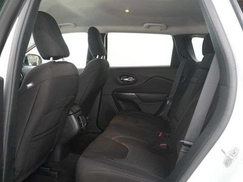 Used 2019 Jeep Cherokee Latitude w/ Popular Appearance Group FWD image 14