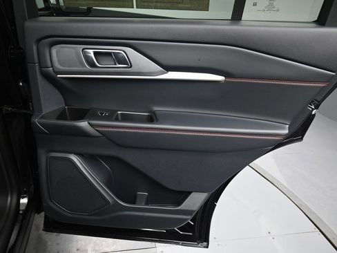 Used 2025 Ford Explorer ST-Line w/ Premium Package image 38