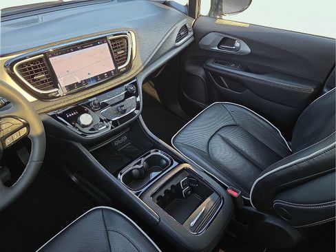 Used 2025 Chrysler Pacifica Limited FWD image 13