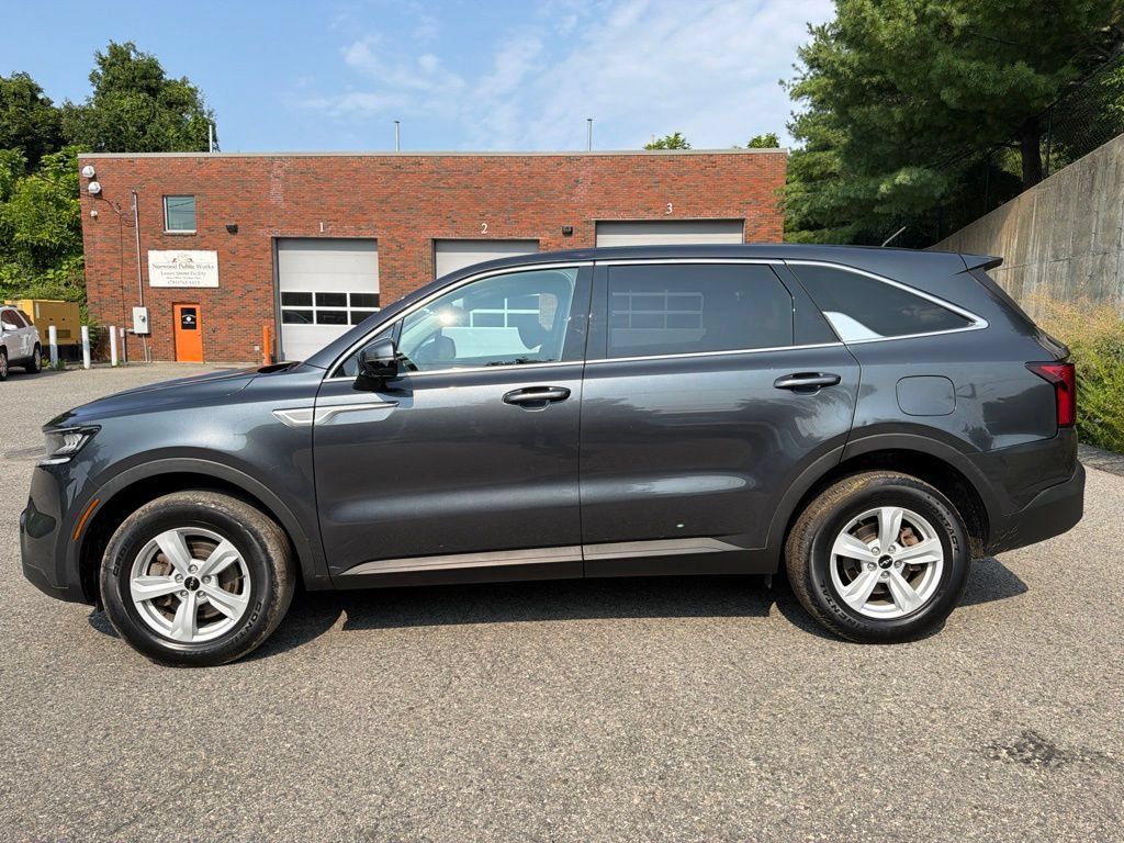 Certified 2023 Kia Sorento LX AWD/4WD image 3