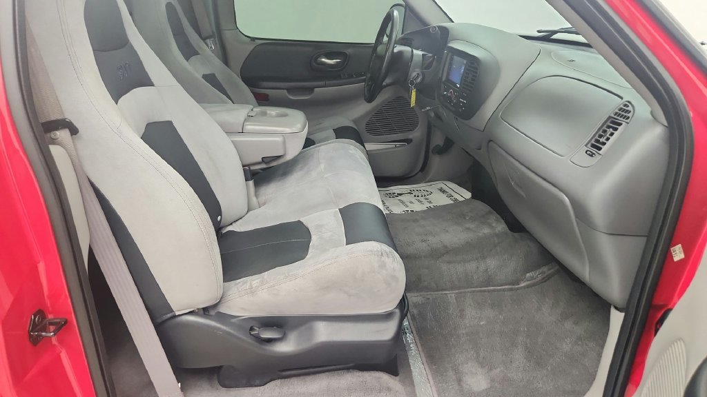 Used 2004 Ford F150 Lightning RWD image 46