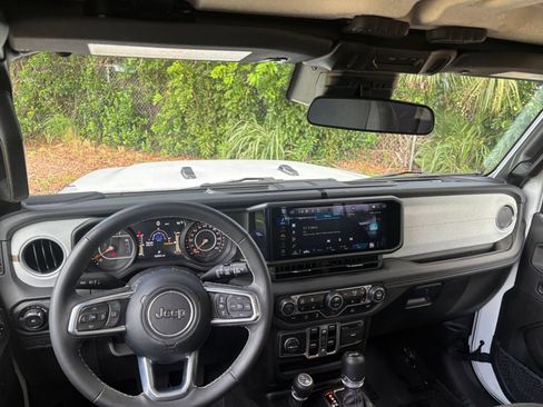 Used 2025 Jeep Wrangler Unlimited Sahara AWD/4WD image 34