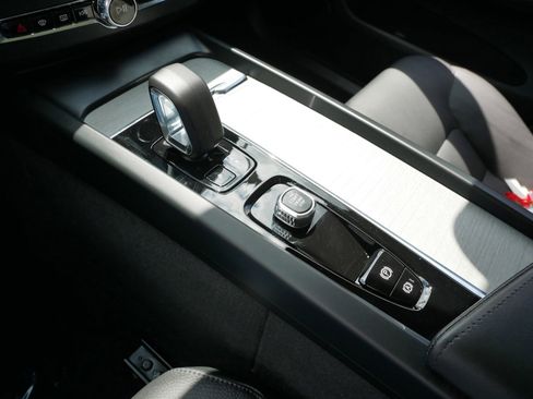 Certified 2025 Volvo XC60 B5 Plus AWD/4WD image 19