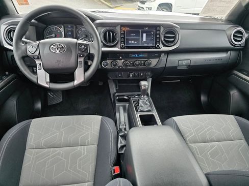 Used 2022 Toyota Tacoma TRD Off-Road AWD/4WD image 18