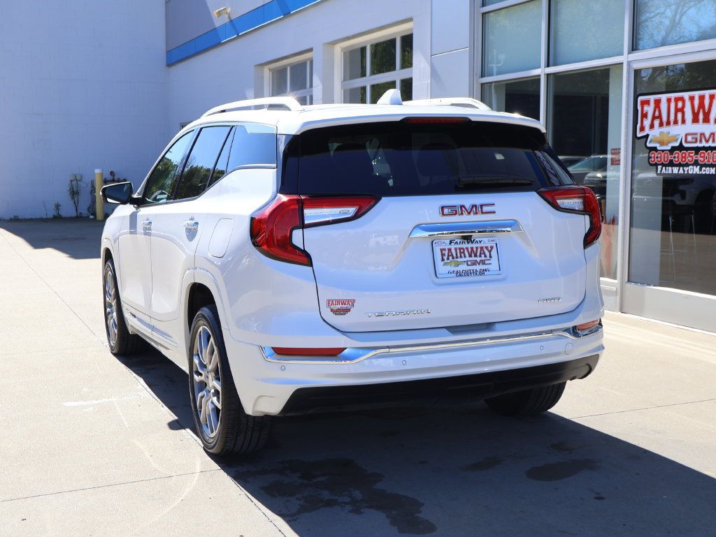Used 2024 GMC Terrain Denali w/ Denali Premium Package AWD/4WD image 8