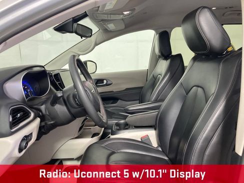 Used 2023 Chrysler Pacifica Touring-L FWD image 9