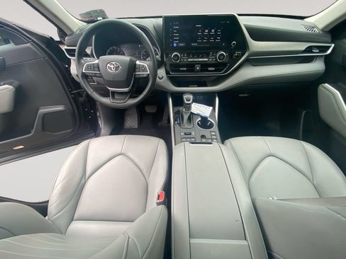 Used 2023 Toyota Highlander XLE AWD/4WD image 10