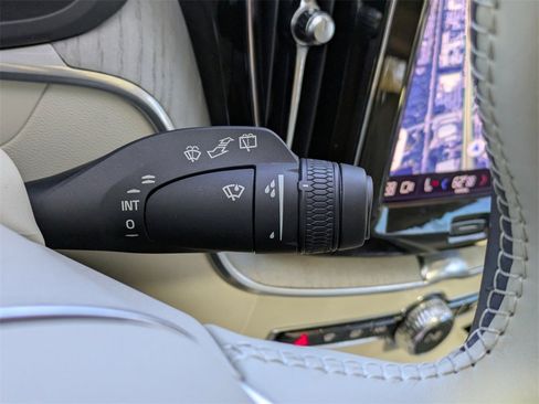 Certified 2023 Volvo XC60 B5 Ultimate image 38