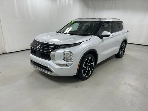 Used 2023 Mitsubishi Outlander AWD image 2