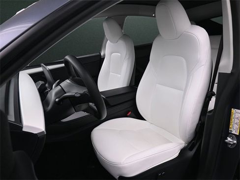 Used 2023 Tesla Model Y Performance image 12