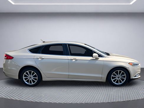 Used 2017 Ford Fusion SE FWD image 9