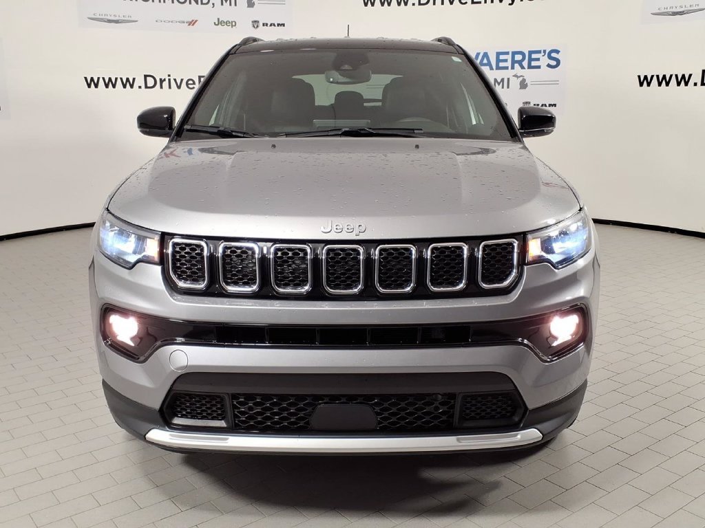 Used 2023 Jeep Compass Limited AWD/4WD image 2
