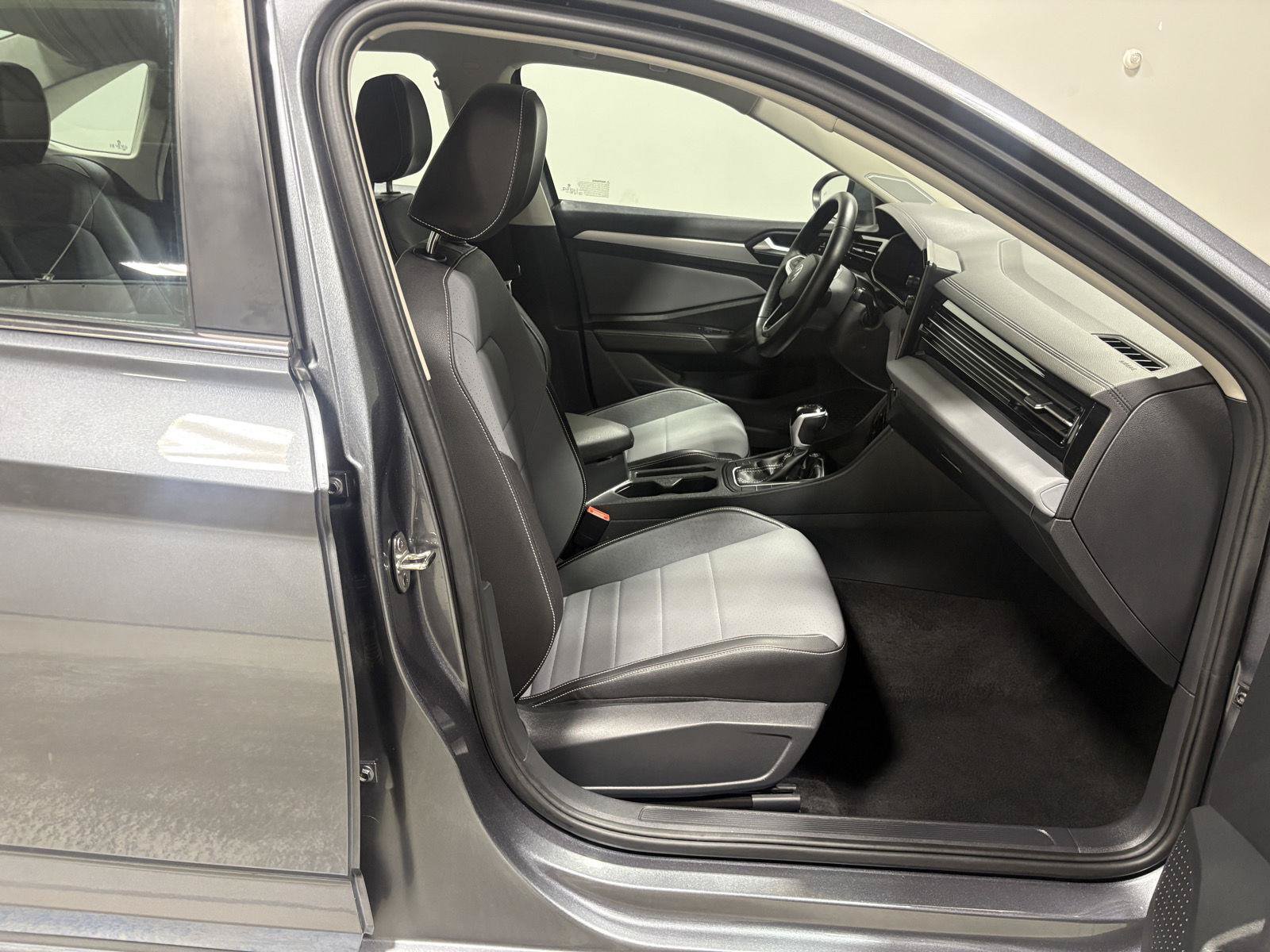 Used 2025 Volkswagen Jetta SE FWD image 26