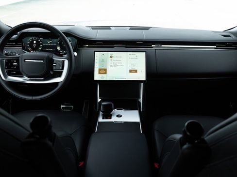 Used 2025 Land Rover Range Rover SV image 18