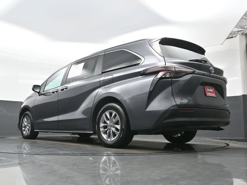 Used 2025 Toyota Sienna XLE FWD image 32