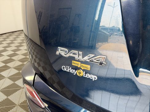 Used 2018 Toyota RAV4 LE w/ All Weather Liner Package FWD image 16