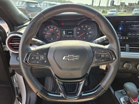 Used 2025 Chevrolet Trax RS w/ Sunroof Package FWD image 32