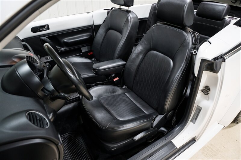 Used 2010 Volkswagen Beetle Convertible FWD image 10
