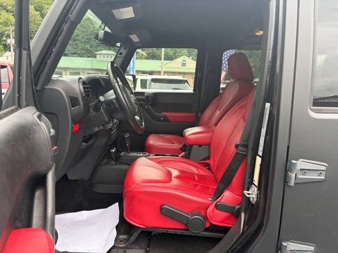 Used 2017 Jeep Wrangler Unlimited Rubicon AWD/4WD image 14