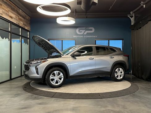 Used 2024 Chevrolet Trax LS w/ LPO, Blackout Package image 23