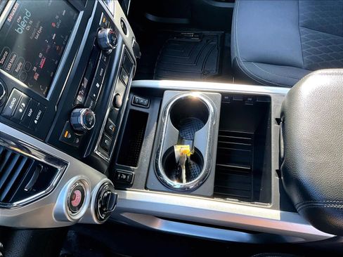 Used 2019 Nissan Titan SV w/ SV Convenience Package image 19