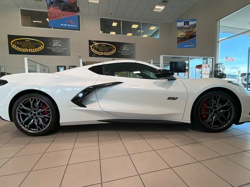 Used 2023 Chevrolet Corvette Stingray Premium Cpe w/ Z51 Performance Package RWD image 3