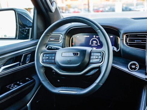 Certified 2024 Jeep Wagoneer Series II w/ Flexible Seating Group image 26