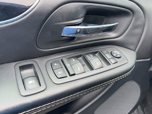 Used 2018 Dodge Grand Caravan SE FWD image 16