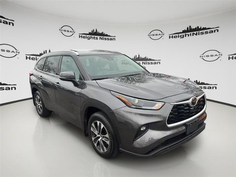 Used 2022 Toyota Highlander XLE image 6