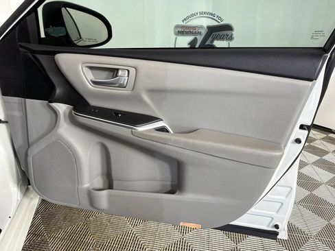 Used 2016 Toyota Camry SE w/ Moonroof Package image 15