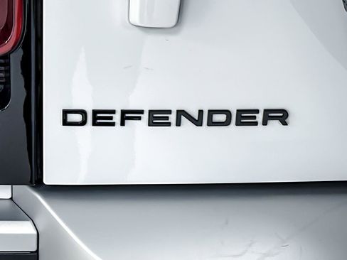 Used 2025 Land Rover Defender 110 S image 26
