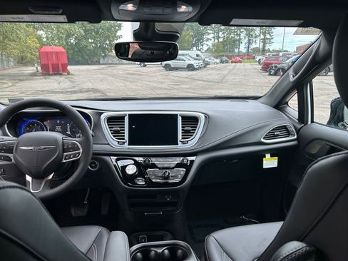 New 2026 Chrysler Pacifica Select image 21