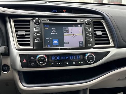 Used 2019 Toyota Highlander XLE AWD/4WD image 16
