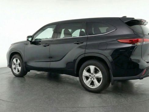 Used 2025 Toyota Highlander LE FWD image 6