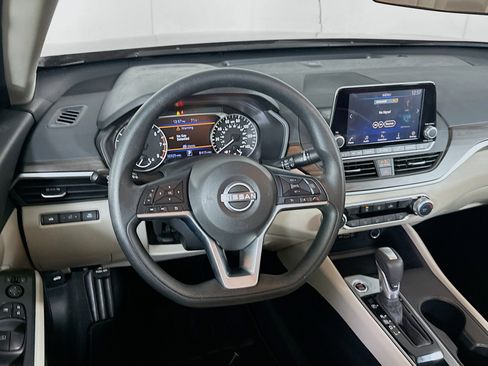 Used 2025 Nissan Altima 2.5 SV image 18