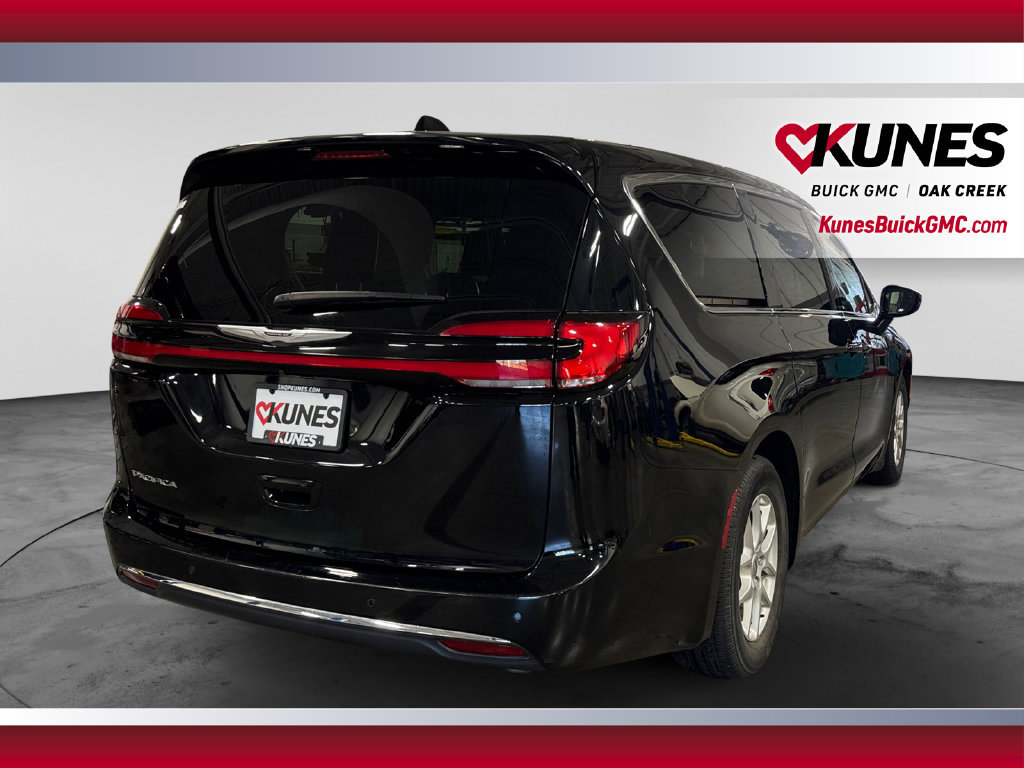 Used 2024 Chrysler Pacifica Touring-L FWD image 10