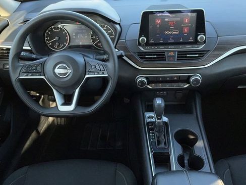 Used 2025 Nissan Altima 2.5 SV image 11