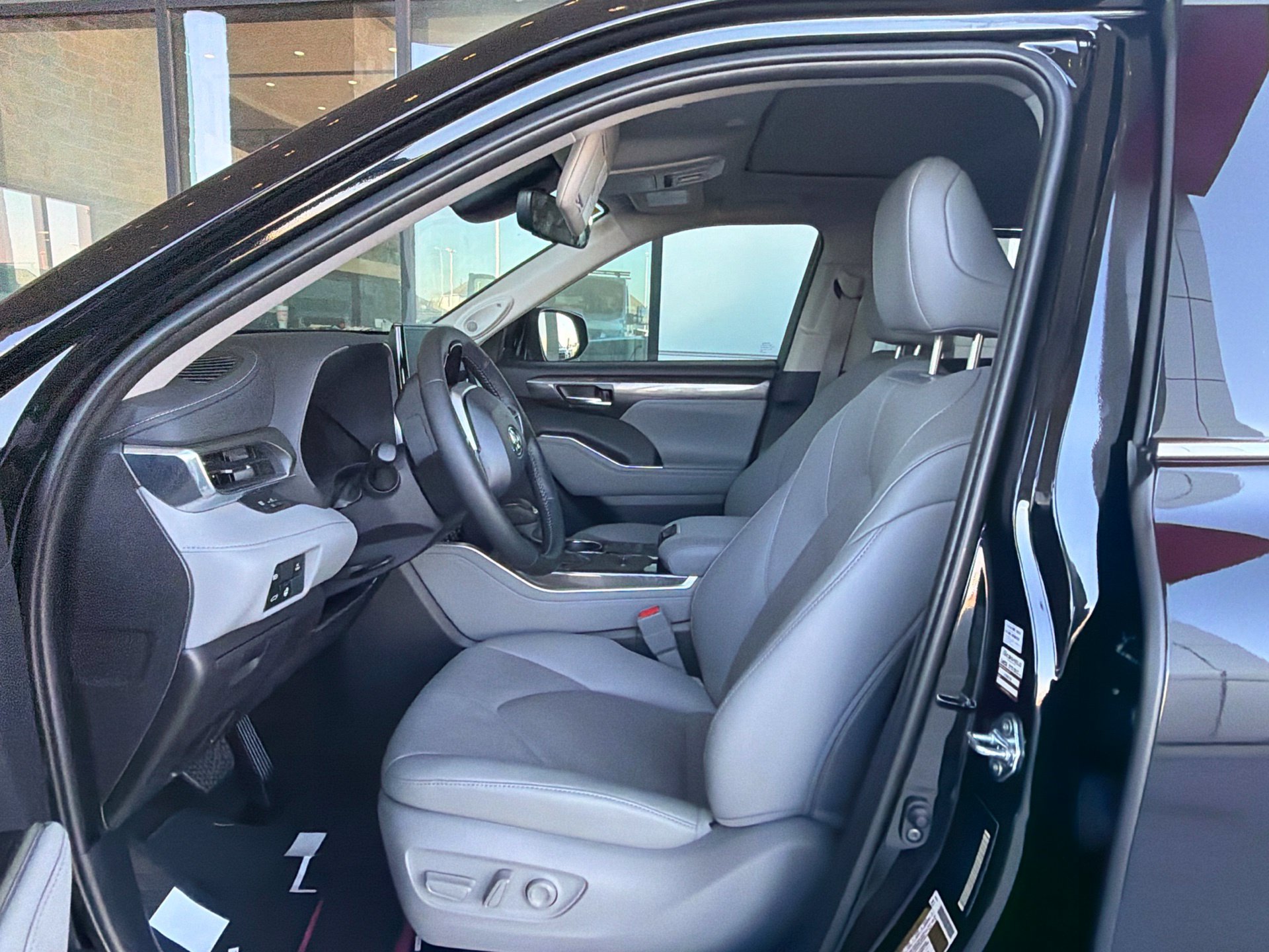 Certified 2026 Toyota Highlander Limited AWD/4WD image 10
