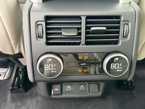 New 2026 Land Rover Discovery Limited Edition AWD/4WD image 21