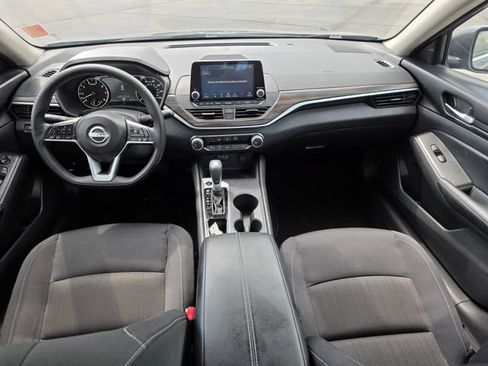 Used 2025 Nissan Altima 2.5 SV FWD image 31