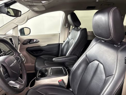 Used 2023 Chrysler Pacifica Touring-L FWD image 35