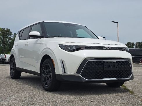 Used 2025 Kia Soul LX w/ LX Technology Package FWD image 7