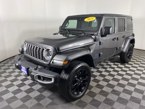 Used 2025 Jeep Wrangler Unlimited Sahara w/ Safety Group AWD/4WD image 10